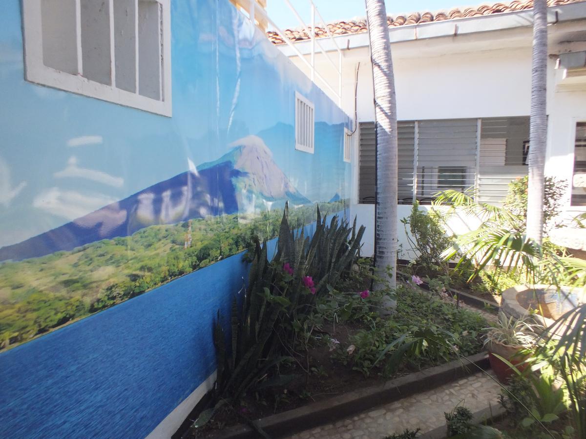 Volcano Hostel Леон Экстерьер фото