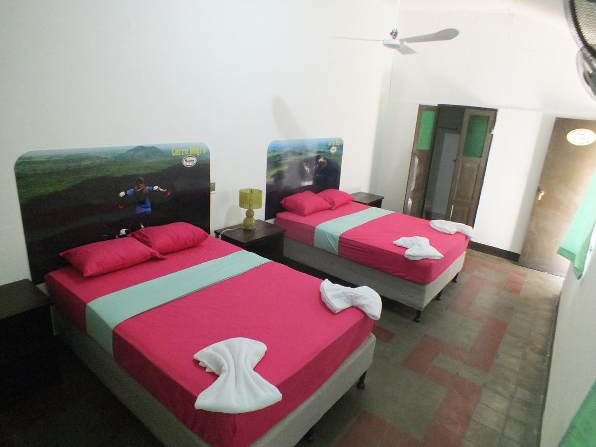 Volcano Hostel Леон Экстерьер фото