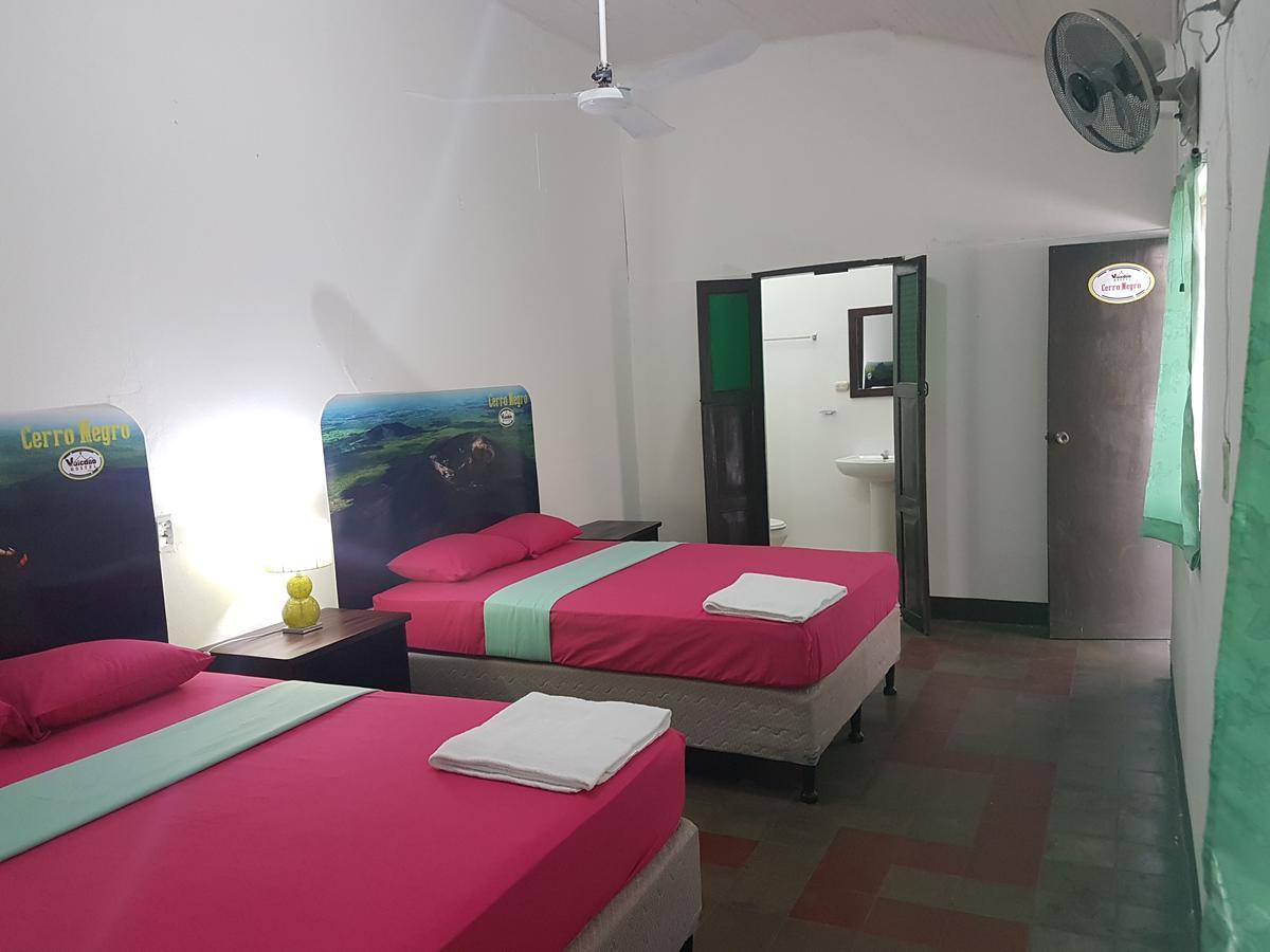 Volcano Hostel Леон Экстерьер фото