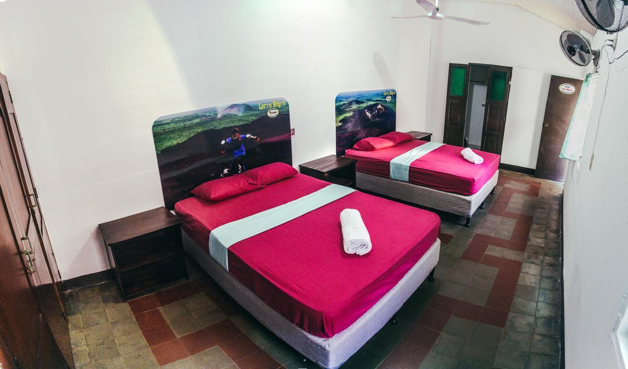 Volcano Hostel Леон Экстерьер фото