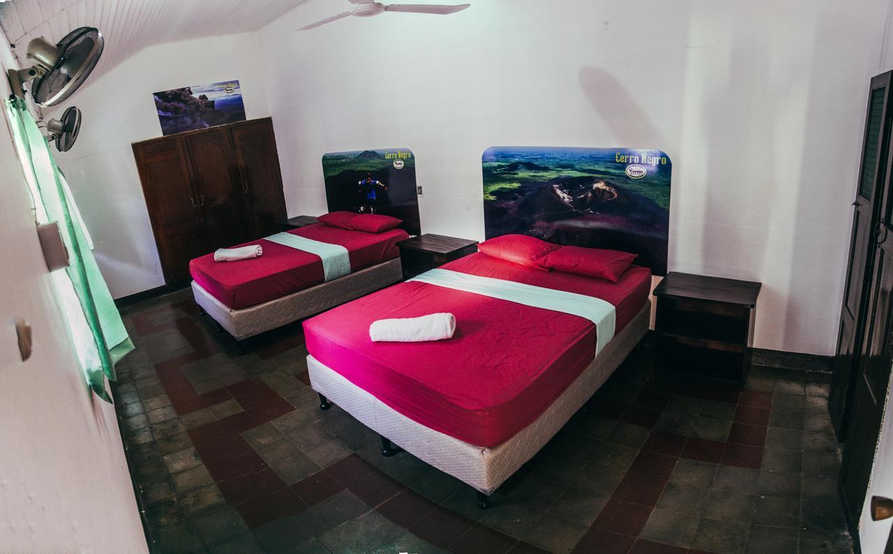 Volcano Hostel Леон Экстерьер фото
